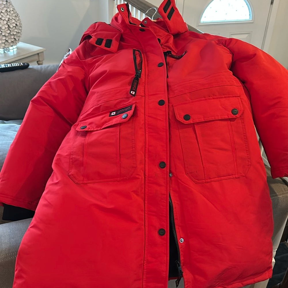 CANADA WEATHER GEAR WINTER COAT
RED BLACK TRIM
ZIP UP or SNAP

WORN ONCE
SIZE XL